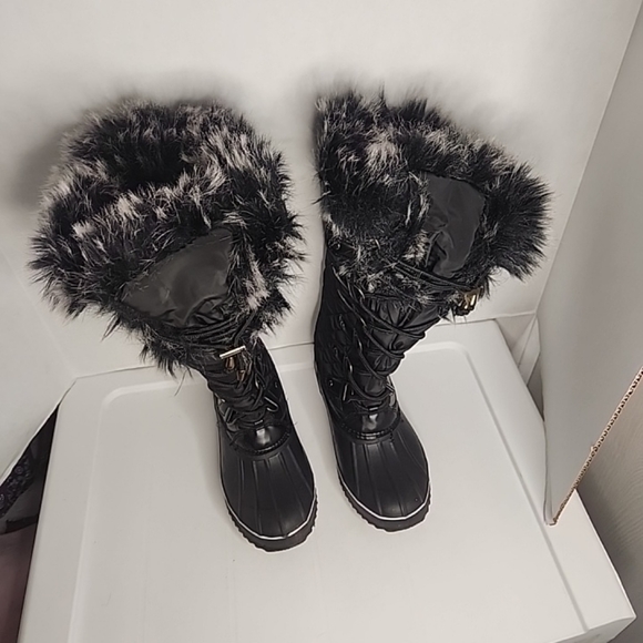 GUESS Women's DUCK fur linedQuilted Boots size: 6 - Picture 10 of 10